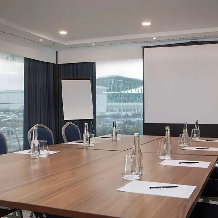 Отель Hilton Dublin Airport Клогран